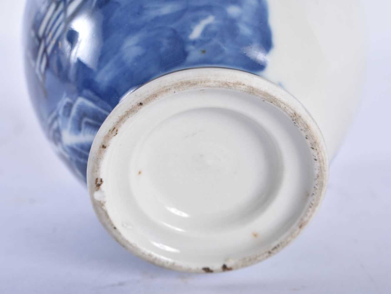 AN 18TH CENTURY CHINESE EXPORT BLUE AND WHITE PORCELAIN TEA CADDY AND COVER Qianlong. 14.5 cm high. - Image 4 of 4