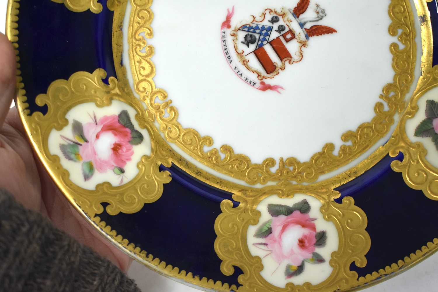 THREE EARLY 19TH CENTURY CHAMBERLAINS WORCESTER PORCELAIN PLATES together with two other - Image 14 of 51