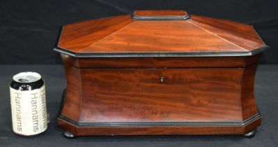A lovely Victorian flame mahogany caddy 23 x 40 x 21cm