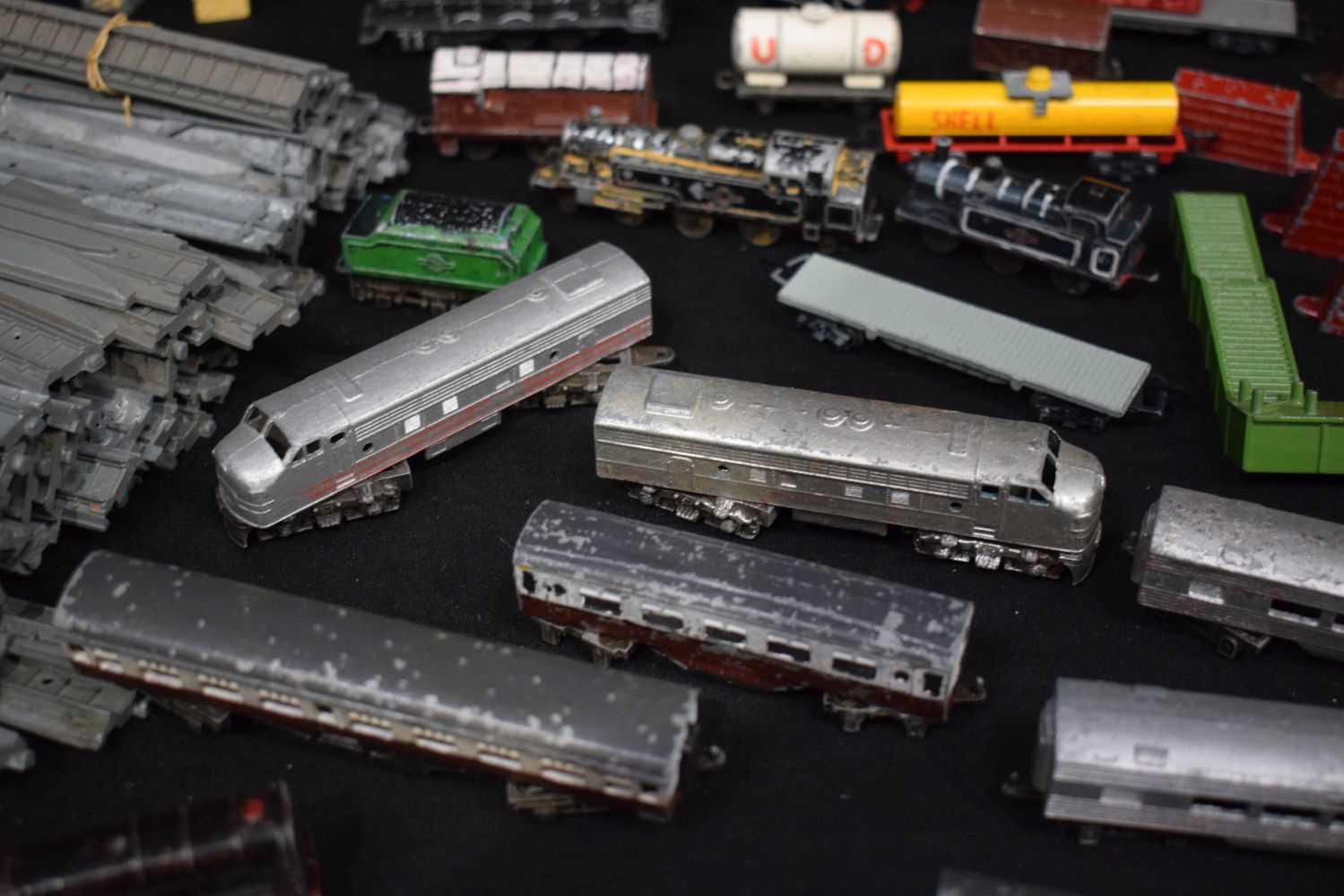 A collection of Lone star Model railway engines, carriages, track etc (Qty) - Image 7 of 22