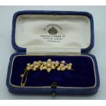 A VICTORIAN 18CT GOLD AND PEARL BROOCH. 3.7 grams. 3.5 cm x 1 cm.
