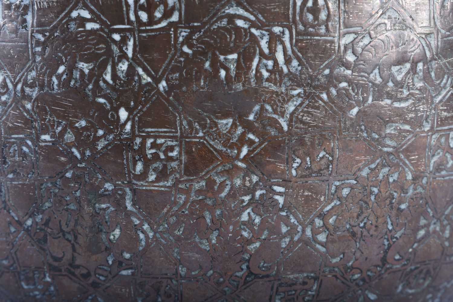 A 16TH/17TH CENTURY PERSIAN ISLAMIC MIDDLE EASTERN BRONZE COPPER ALLOY BOWL AND COVER decorated - Image 3 of 10