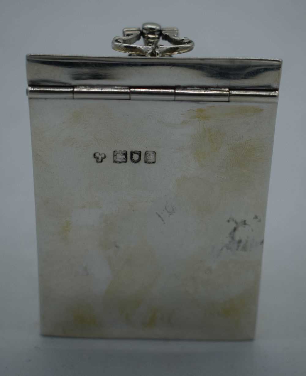 AN EDWARDIAN NOVELTY SILVER KNIFE BOX TEA CADDY. London 1902. 140 grams. 8.5 cm x 6 cm. - Image 2 of 5