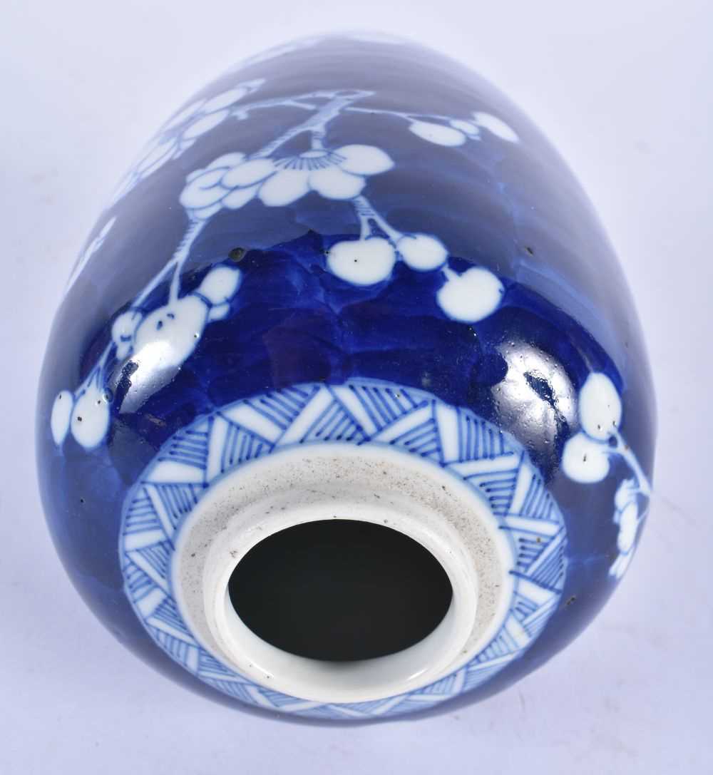 A 19TH CENTURY CHINESE BLUE AND WHITE PORCELAIN VASE Qing. 14 cm x 8 cm. - Image 3 of 4