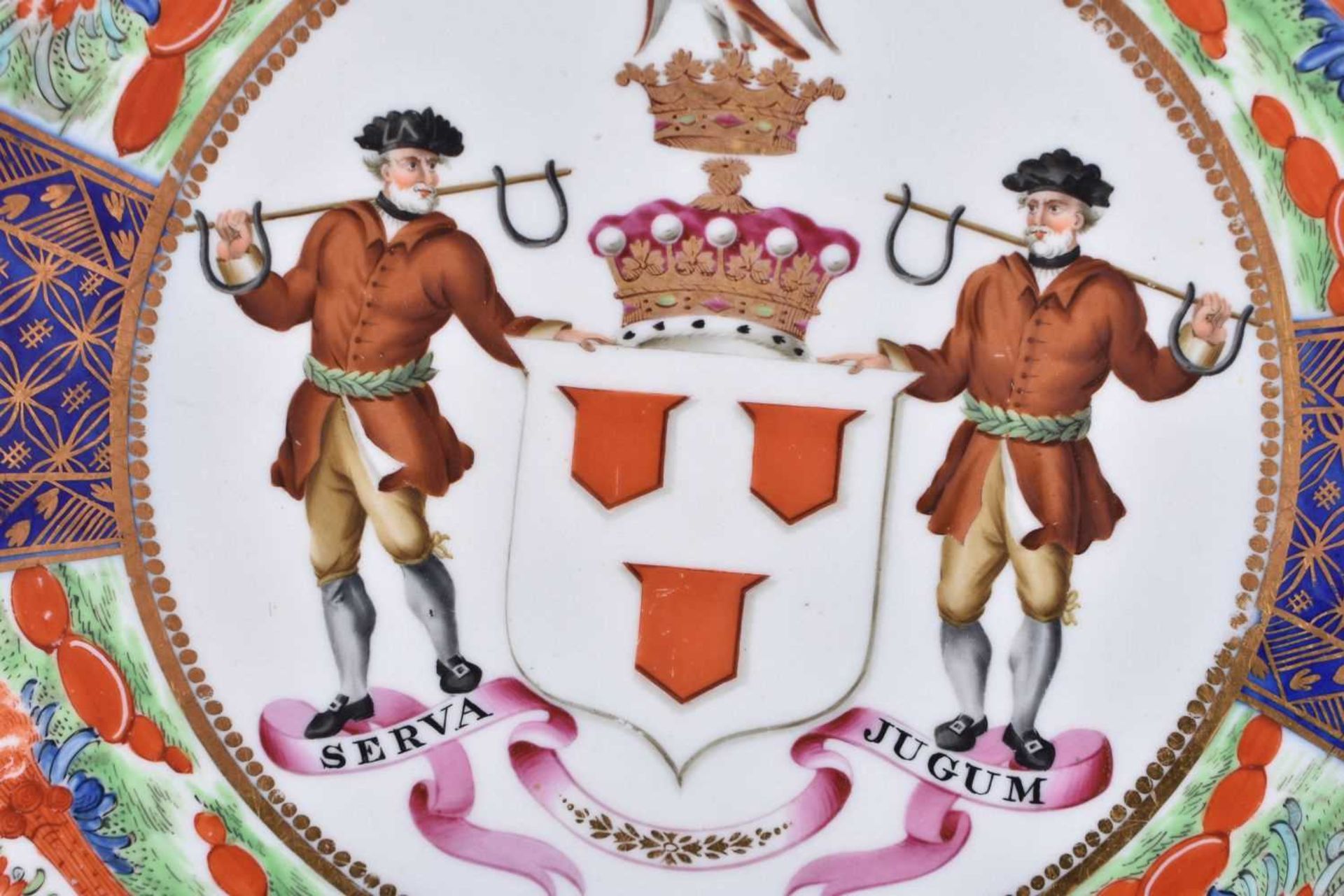 A FINE EARLY 19TH CENTURY CHAMBERLAINS WORCESTER ARMORIAL PLATE painted with a wonderful crest of - Image 2 of 4