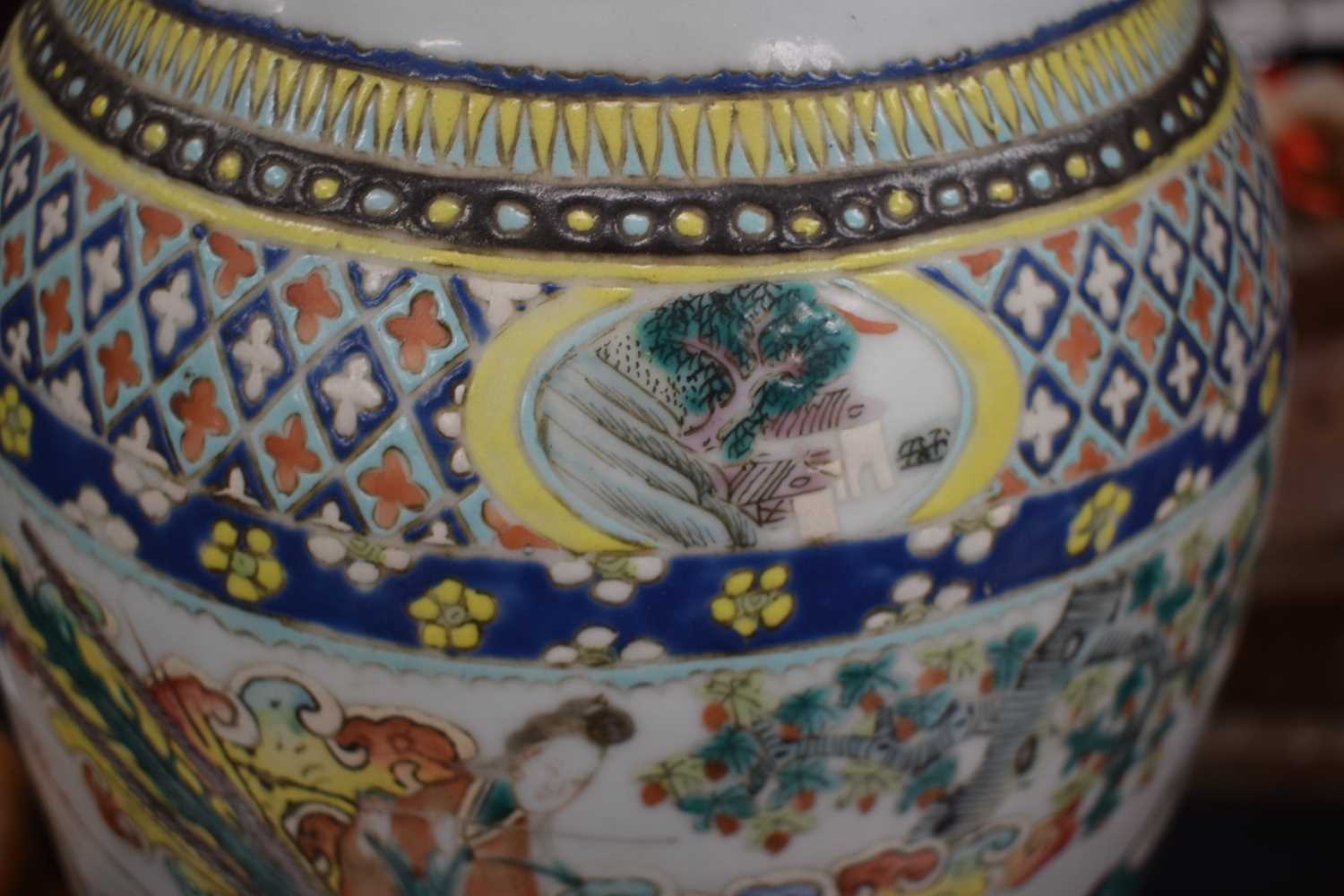 A LARGE 19TH CENTURY CHINESE CANTON FAMILLE ROSE TWIN HANDLED VASE Qing. 57 cm high. - Image 26 of 32