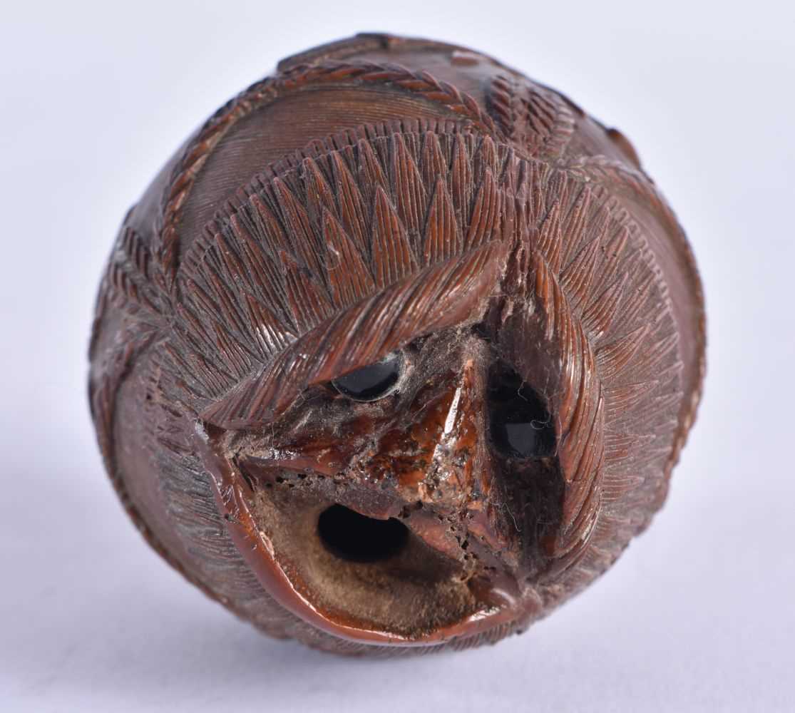 A naive coconut shell Bugbear powder flask carved as a fish. 7.5 cm x 5.2 cm, weight 106g - Image 2 of 3