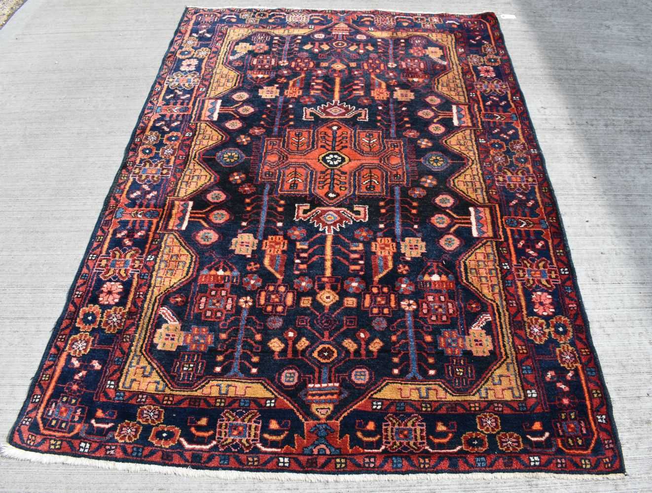 A Persian Bakhtiari rug 214 x 149 cm - Image 2 of 16