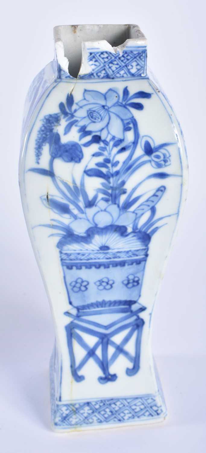 A 17TH CENTURY CHINESE BLUE AND WHITE PORCELAIN VASE Kangxi, together with a famille verte Kangxi - Image 2 of 7