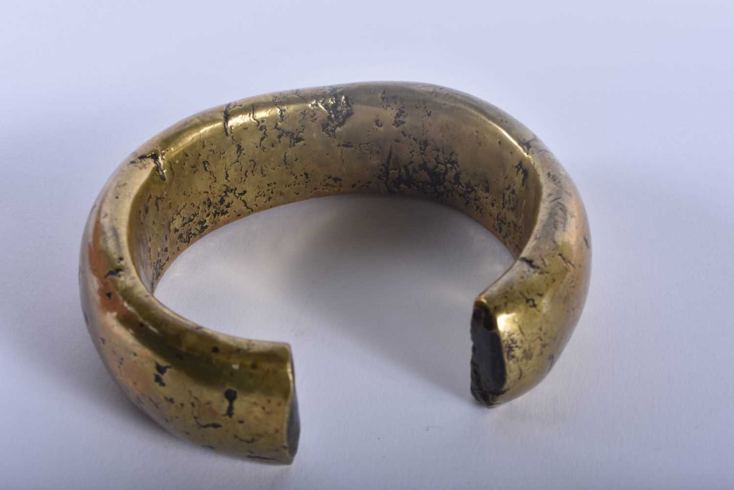 AN EARLY AFRICAN EASTERN ASIAN BRONZE TRIBAL BRONZE BANGLE. 10 cm wide. - Image 2 of 3