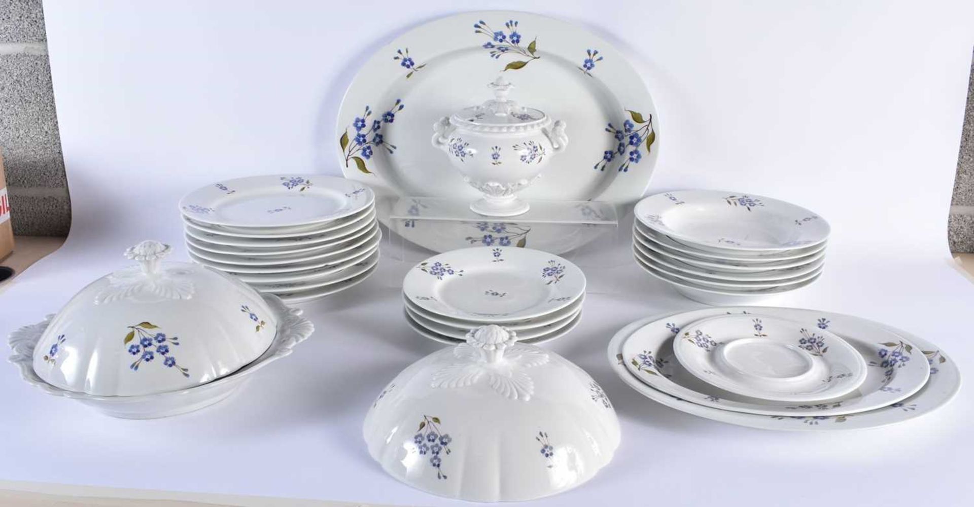AN EARLY 19TH CENTURY CHAMBERLAINS WORCESTER DINNER SERVICE painted with blue cornflowers. Largest