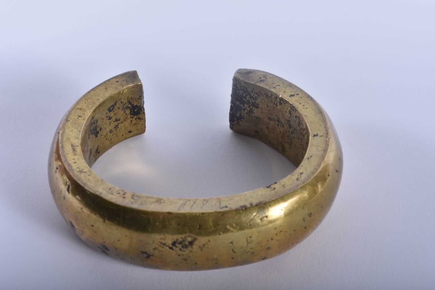 AN EARLY AFRICAN EASTERN ASIAN BRONZE TRIBAL BRONZE BANGLE. 10 cm wide. - Image 3 of 3