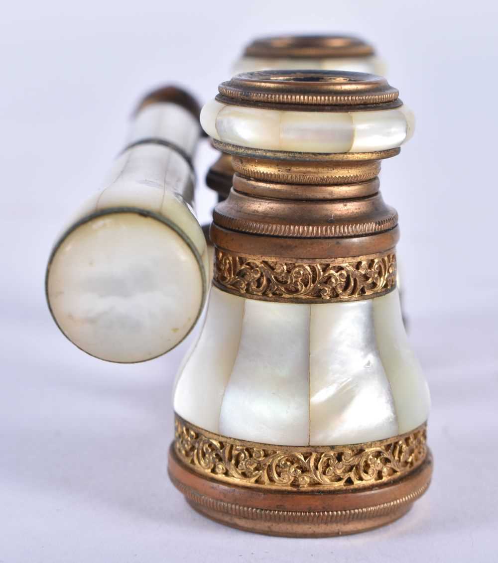 A PAIR OF MOTHER OF PEARL OPERA GLASSES. 18cm x 7 cm. - Image 2 of 5