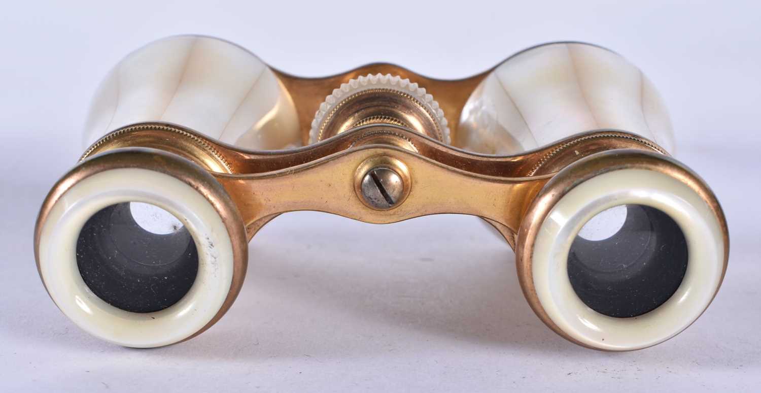 A PAIR OF MOTHER OF PEARL OPERA GLASSES. 9 cm x 8 cm. - Image 5 of 5