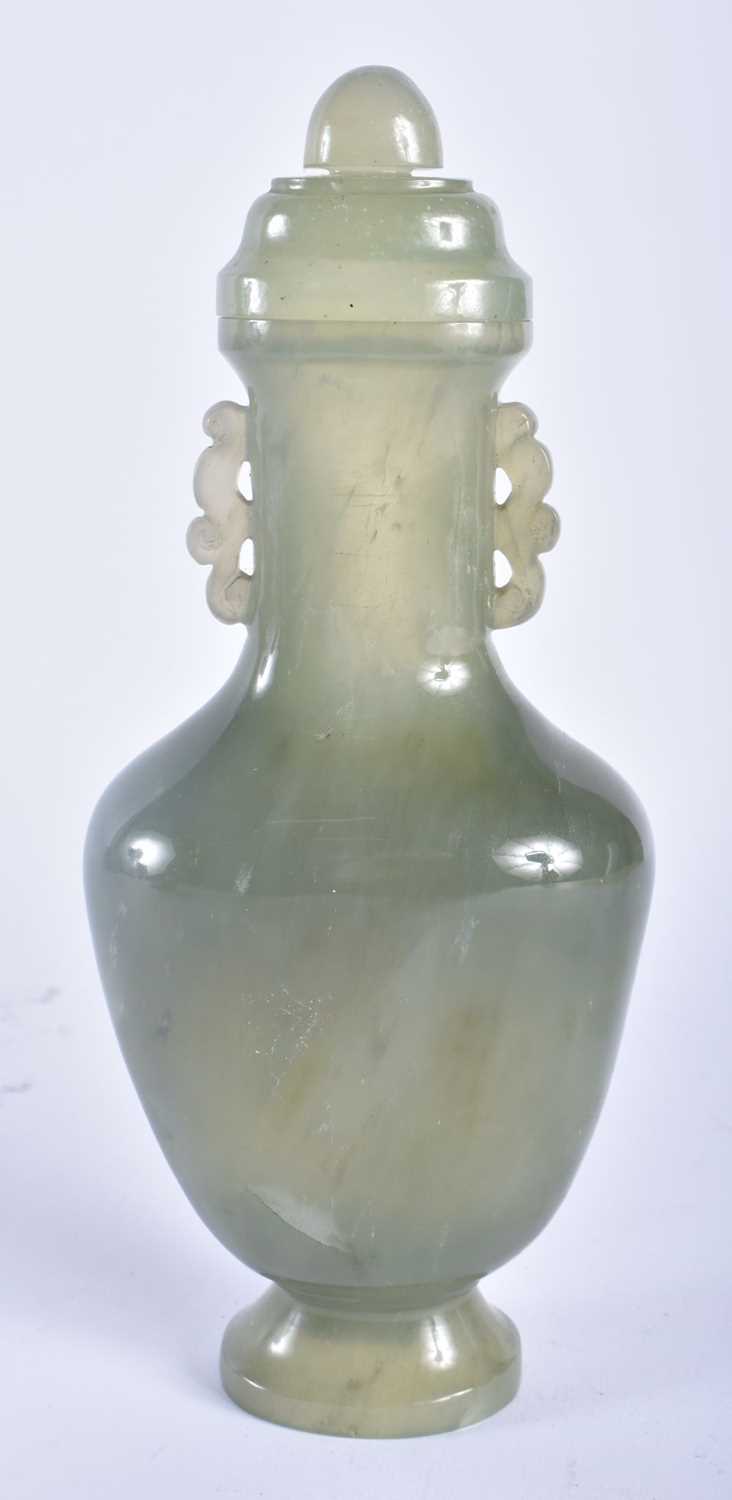 A FINE LATE 19TH CENTURY CHINESE CARVED JADE TWIN HANDLED VASE AND COVER Late Qing. 21 cm x 8 cm. - Image 3 of 5