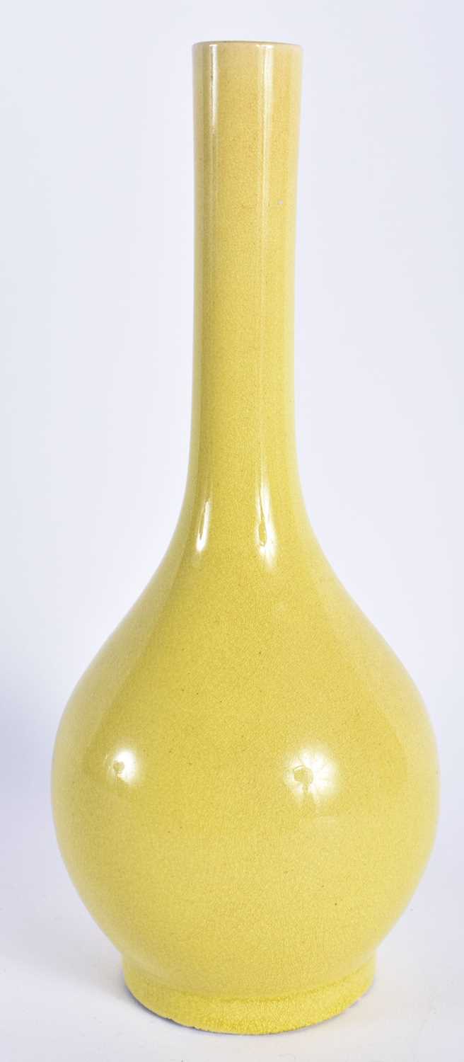 A 19TH CENTURY CHINESE YELLOW MONOCHROME PORCELAIN VASE Qing. 21.5 cm high. - Image 2 of 5