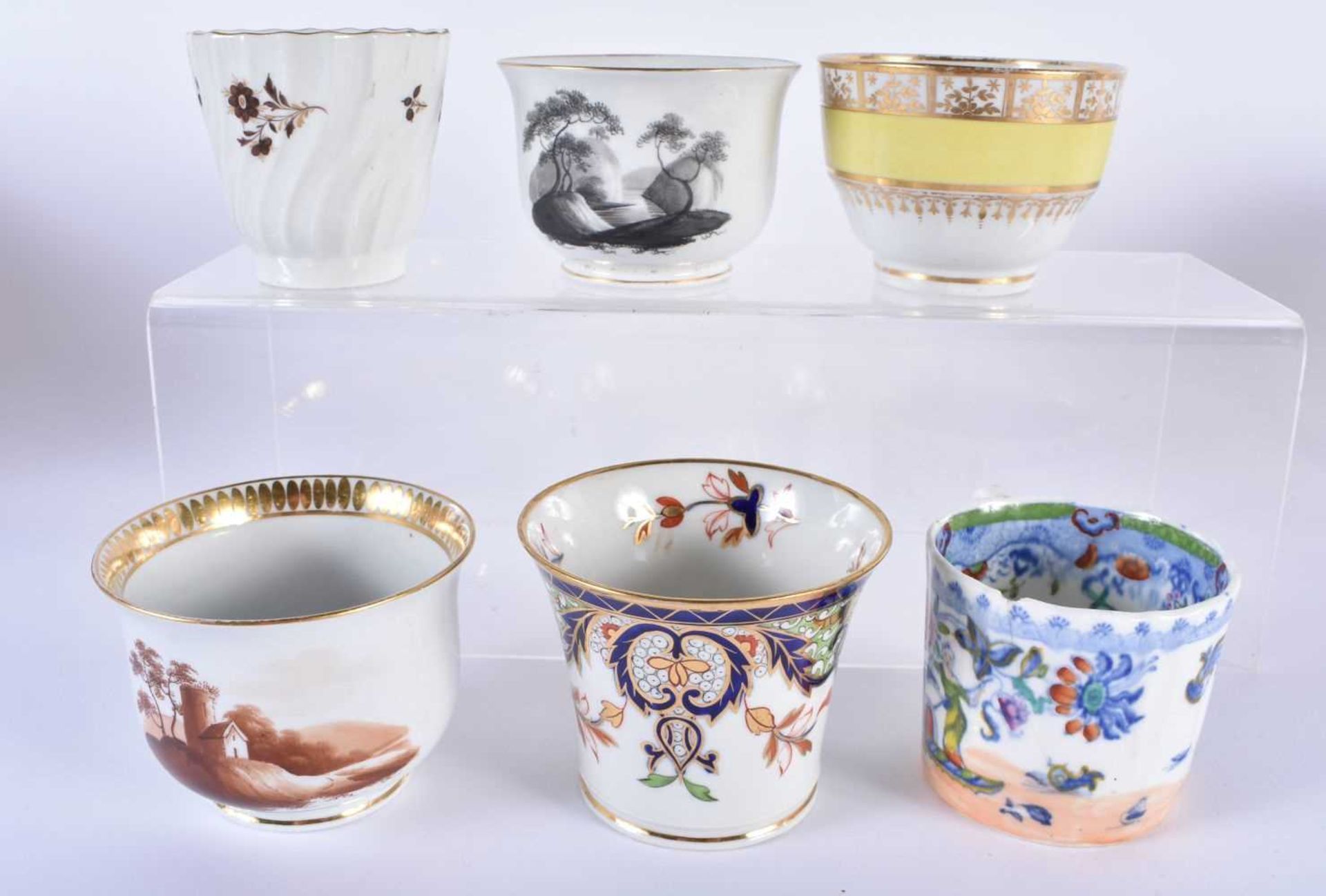 TWELVE LATE 18TH/19TH CENTURY ENGLISH PORCELAIN CUPS including Chmaberlains & Graingers Worcester. - Image 3 of 9