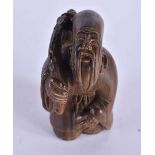 A JAPANESE CARVED WOOD FIGURAL NETSUKE. 44 grams. 5.25cm x 3.75 cm.