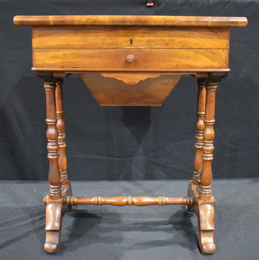 A Victorian Flame mahogany top opening , one drawer work table 70.5 x 60 x 41 cm.