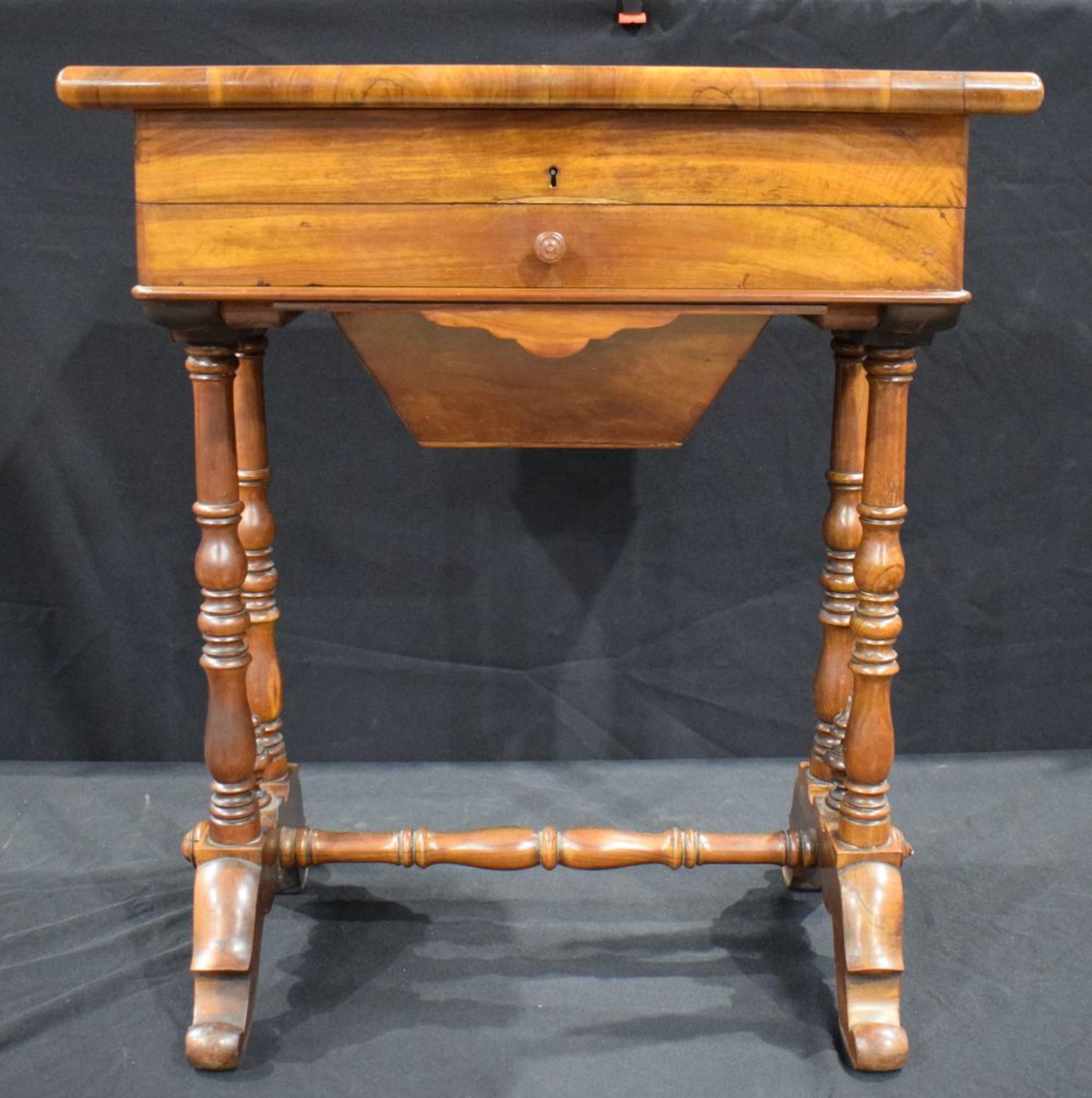 A Victorian Flame mahogany top opening , one drawer work table 70.5 x 60 x 41 cm.