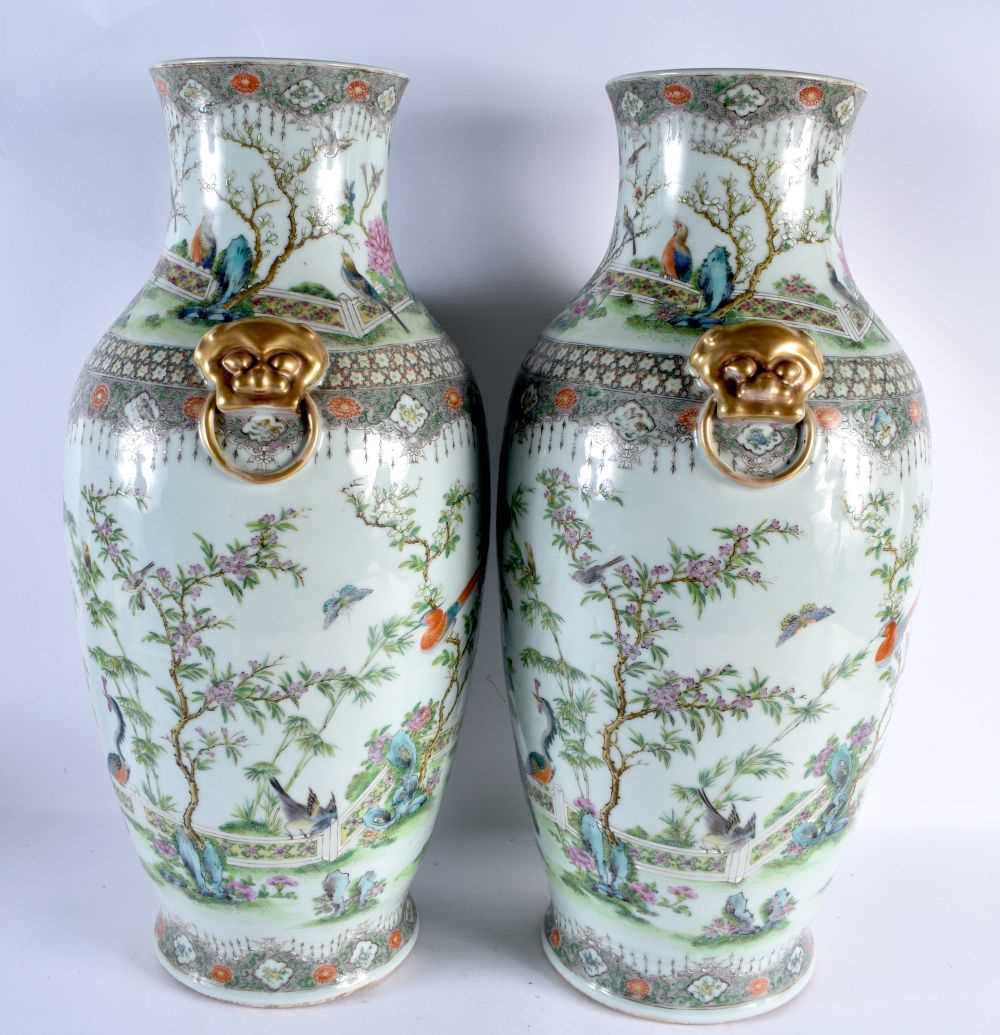 A VERY LARGE PAIR OF 19TH CENTURY CHINESE FAMILLE VERTE PORCELAIN VASES Qing, painted with birds - Image 4 of 31