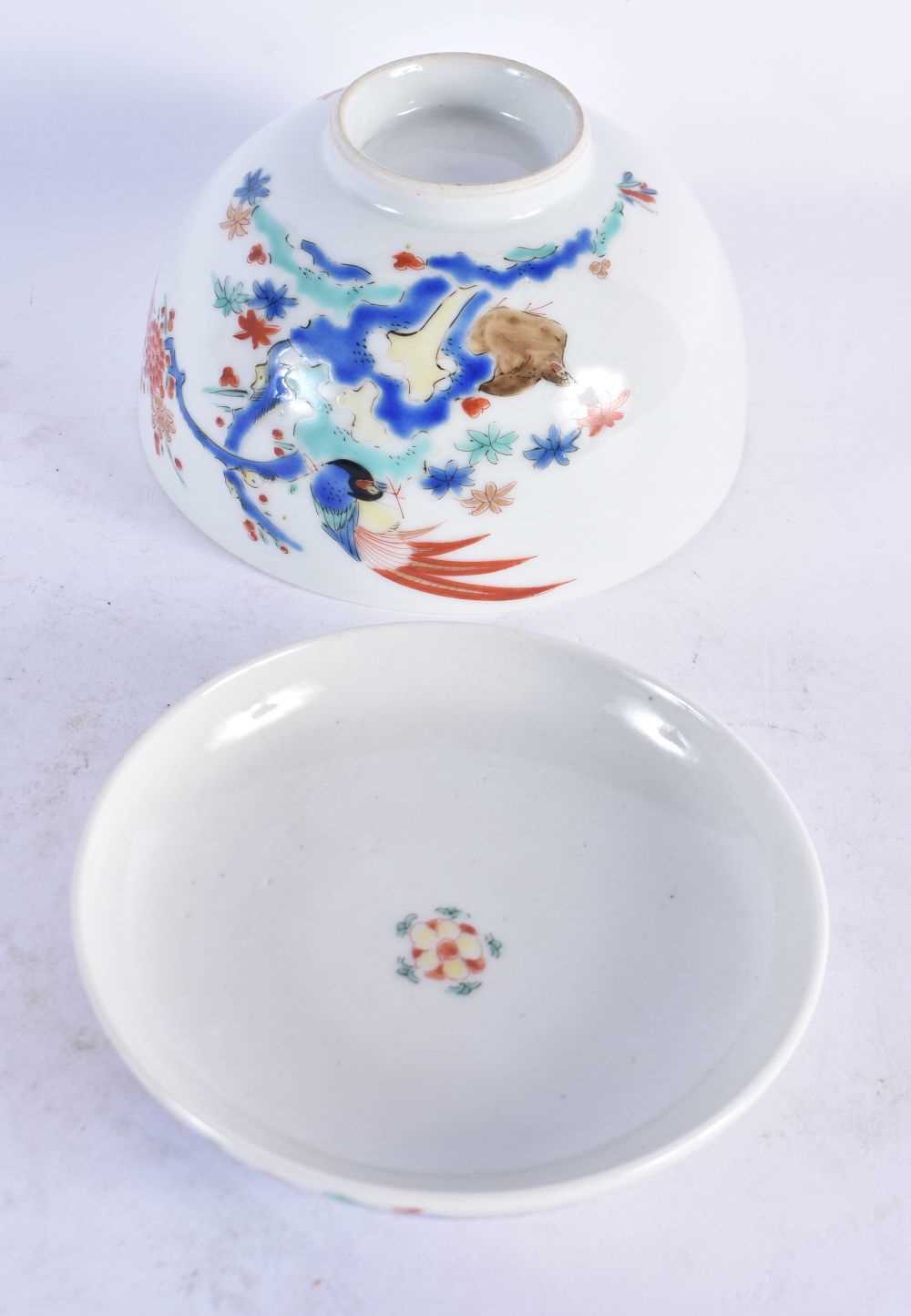 AN EARLY 18TH CENTURY JAPANESE EDO PERIOD KAKIEMON PORCELAIN BOWL AND COVER together with a C1700 - Image 4 of 6
