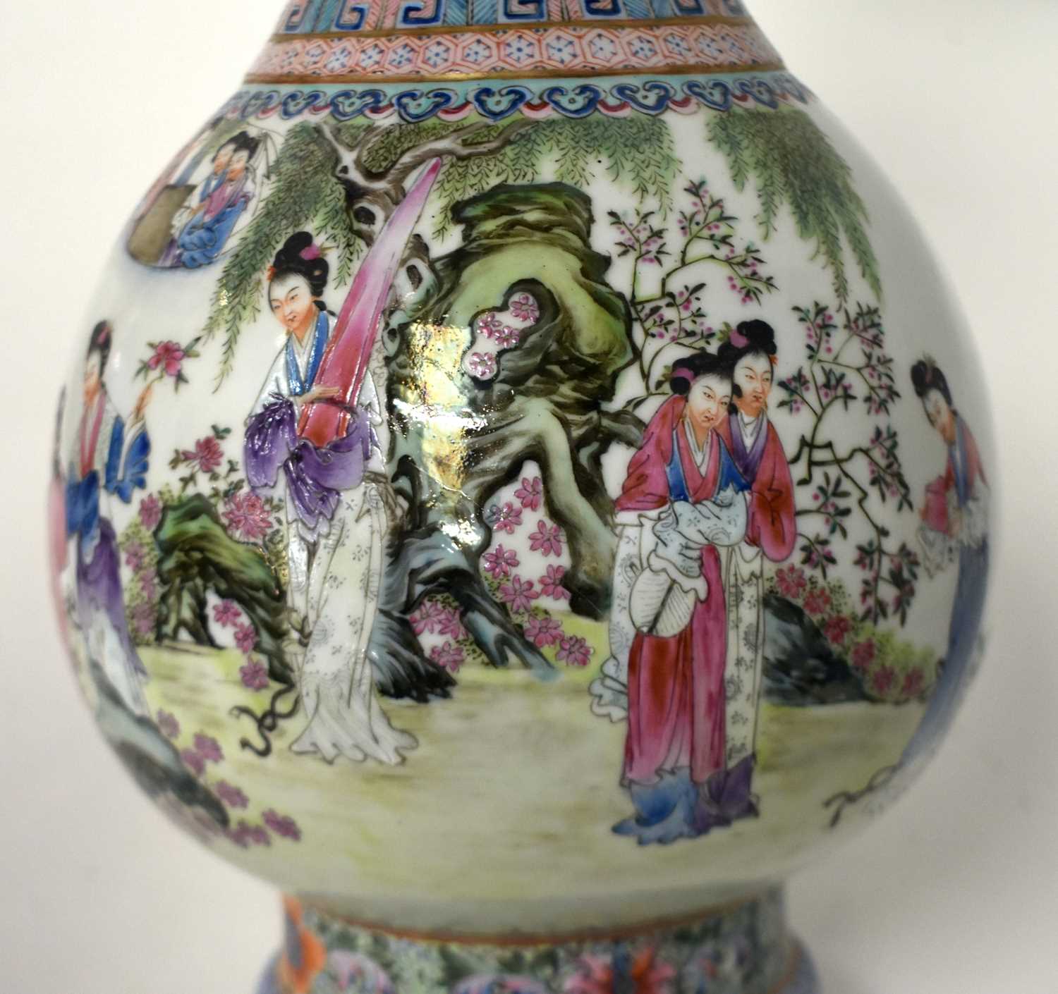 A FINE LARGE EARLY 20TH CENTURY CHINESE FAMILLE ROSE PORCELAIN TWIN HANDLED VASE Late Qing/Republic, - Image 19 of 24