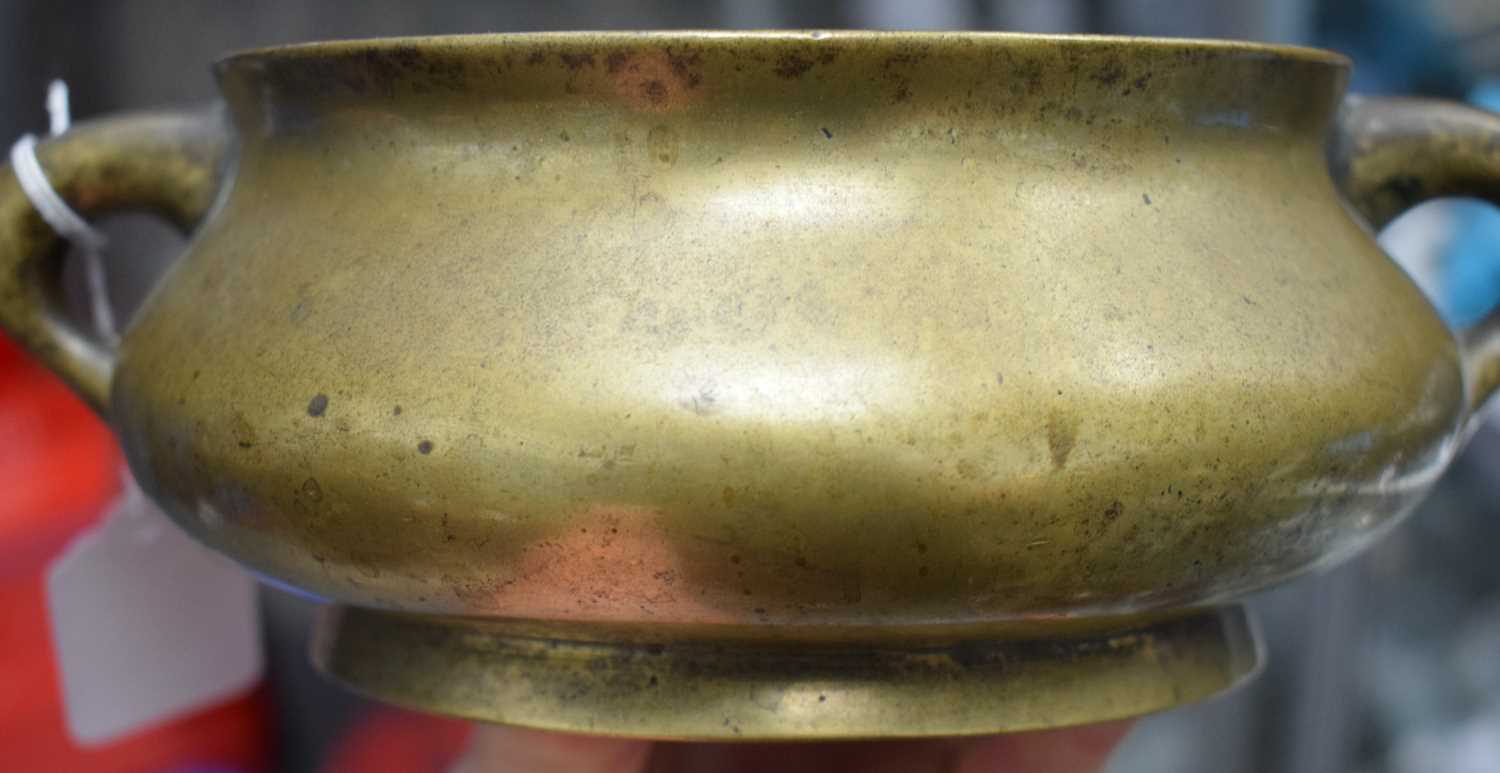 A LATE 18TH CENTURY CHINESE TWIN HANDLED BRONZE CENSER bearing Xuande marks to base. 1847 grams. - Image 9 of 17