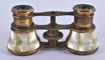 A PAIR OF MOTHER OF PEARL OPERA GLASSES. 9 cm x 6 cm.