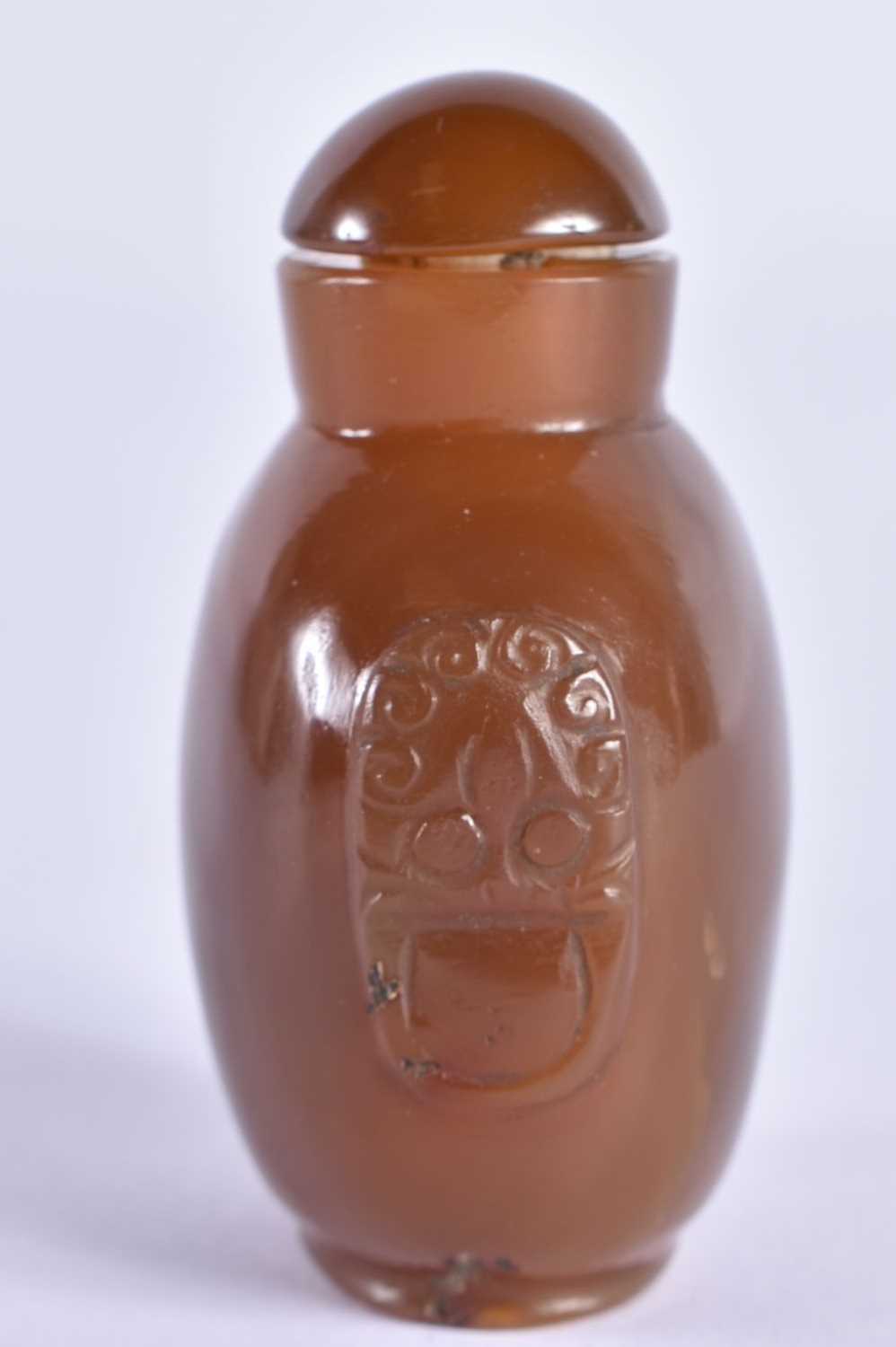 A 19TH CENTURY CHINESE CARVED AGATE SNUFF BOTTLE Qing, with agate stopper. 6 cm x 4 cm. - Image 2 of 6