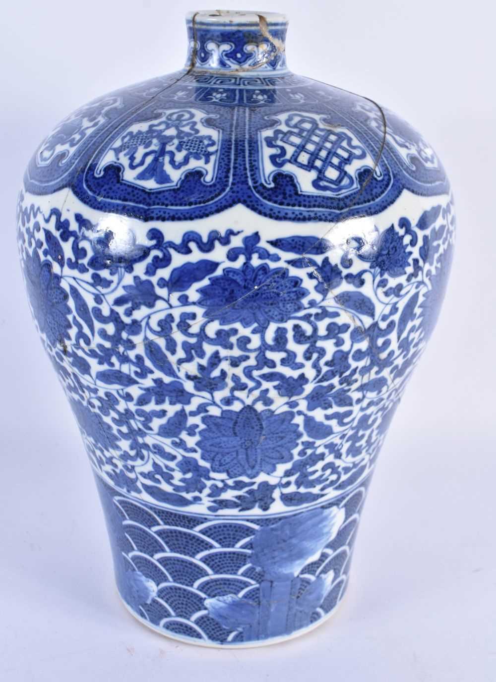 A LARGE 18TH CENTURY CHINESE BLUE AND WHITE PORCELAIN MEIPING VASE Qianlong mark and late in the - Image 2 of 6