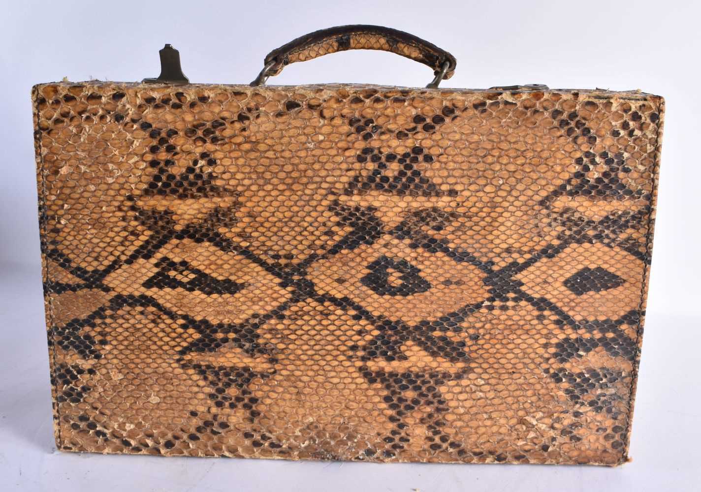 AN ANTIQUE TAXIDERMY WORKED SNAKE SKIN SUITCASE. 44 cm x 30 cm. - Image 7 of 7