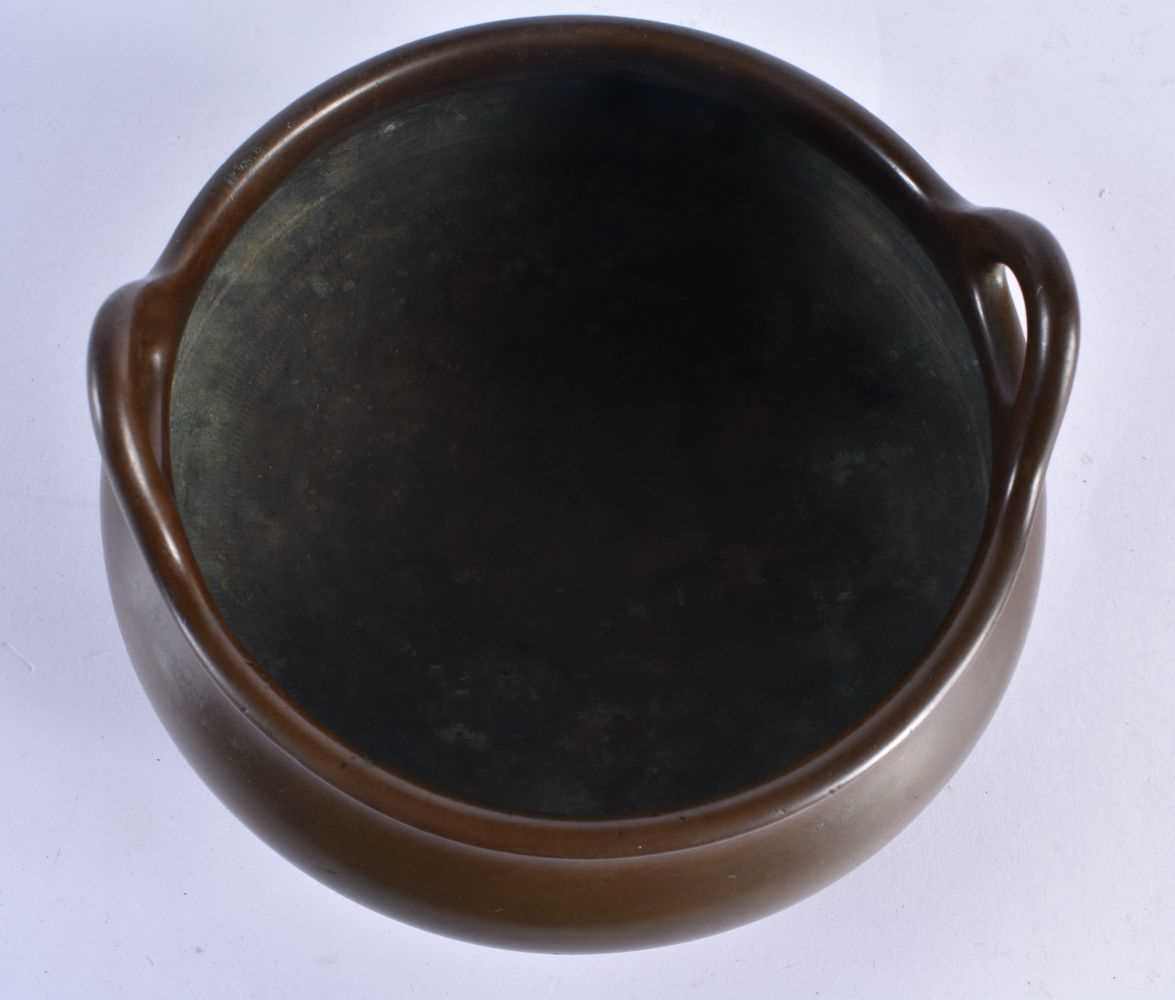A RARE CHINESE QING DYNASTY TWIN HANDLED BRONZE CENSER bearing unusual studio mark to base. 2378 - Image 8 of 27