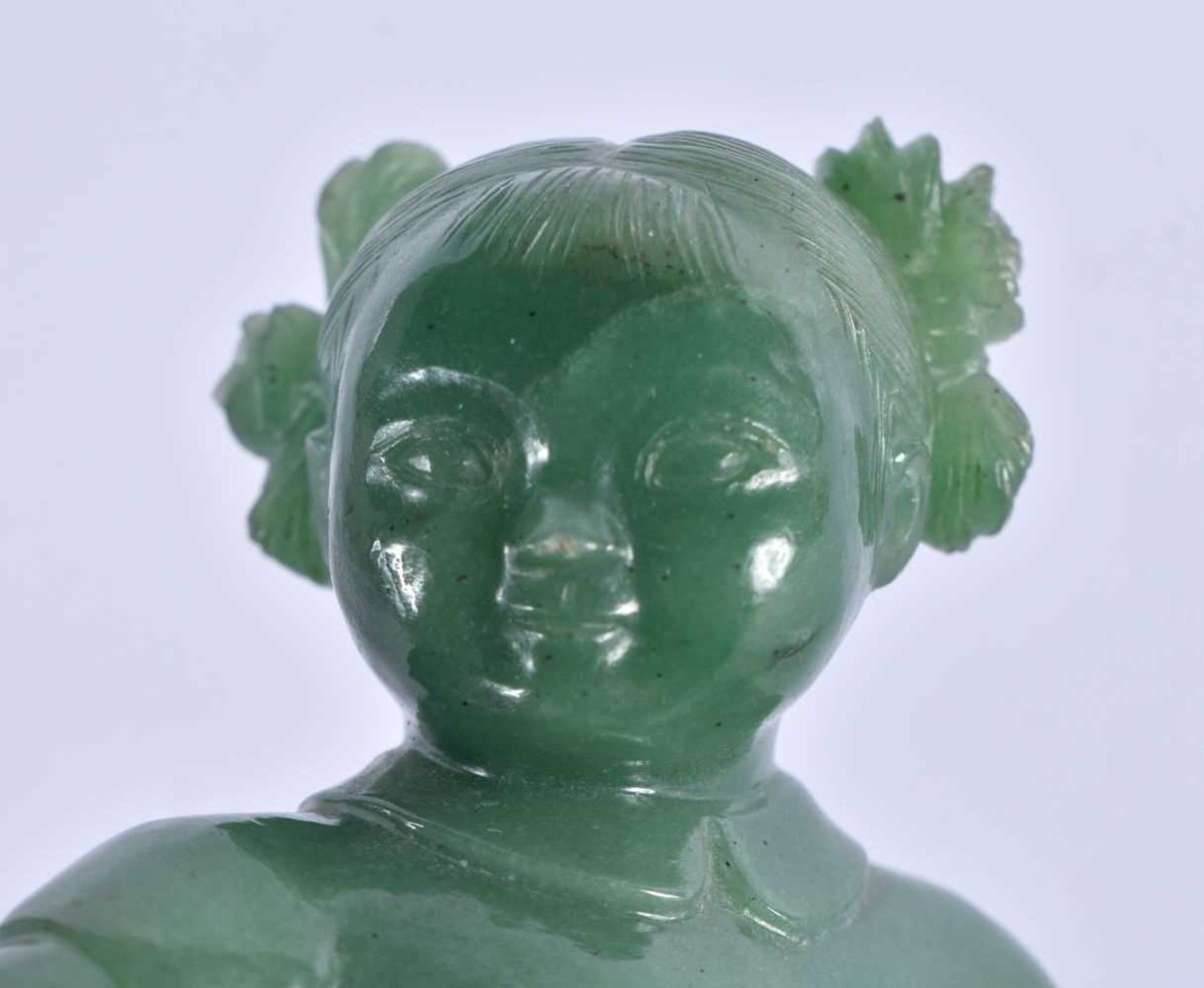 AN EARLY 20TH CENTURY CHINESE CARVED GREEN JADE FIGURE OF A YOUNG GIRL Late Qing/Republic, - Image 5 of 5