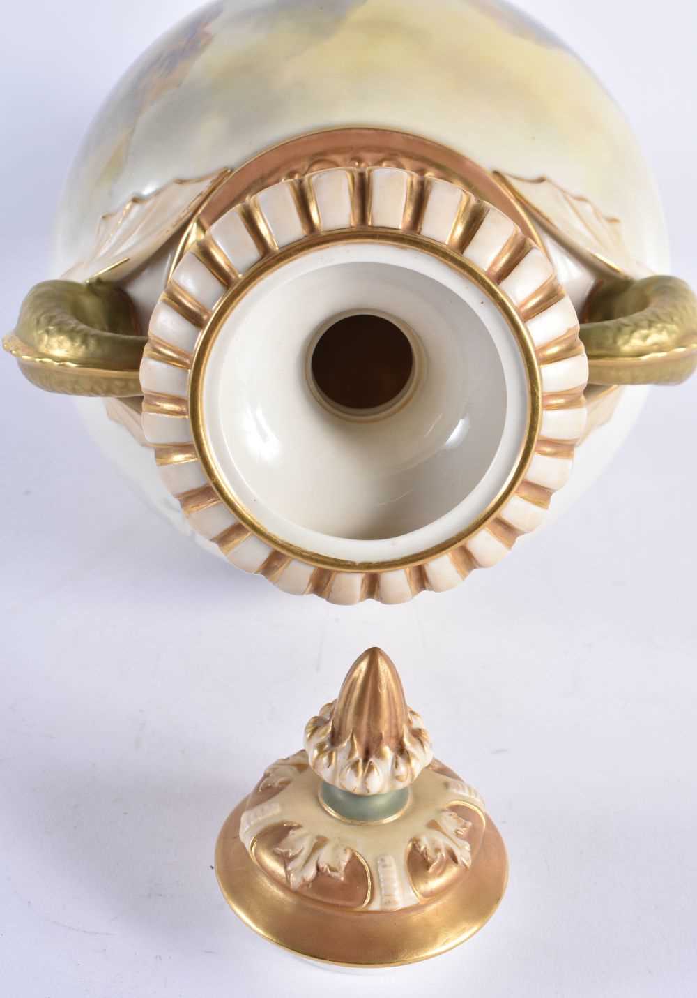 A FINE LARGE ROYAL WORCESTER PORCELAIN TWIN HANDLED VASE AND COVER by John Stinton, painted with two - Image 14 of 15