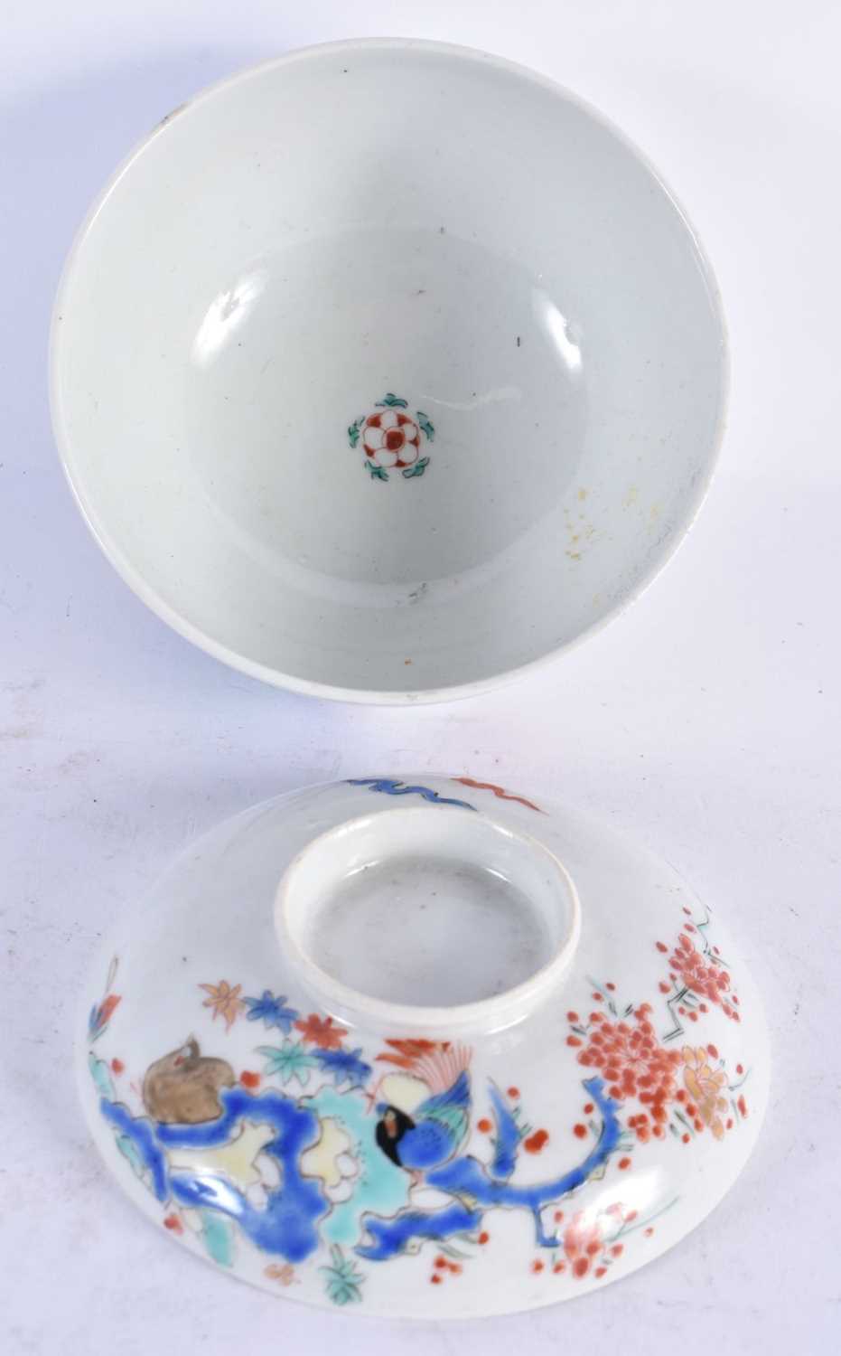 AN EARLY 18TH CENTURY JAPANESE EDO PERIOD KAKIEMON PORCELAIN BOWL AND COVER together with a C1700 - Image 3 of 6