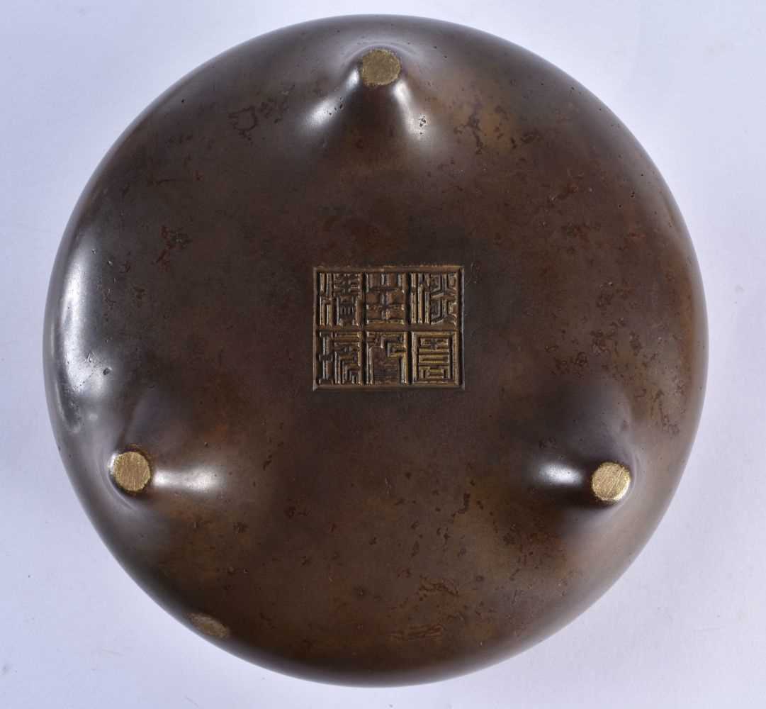 A RARE CHINESE QING DYNASTY TWIN HANDLED BRONZE CENSER bearing unusual studio mark to base. 2378 - Image 9 of 27