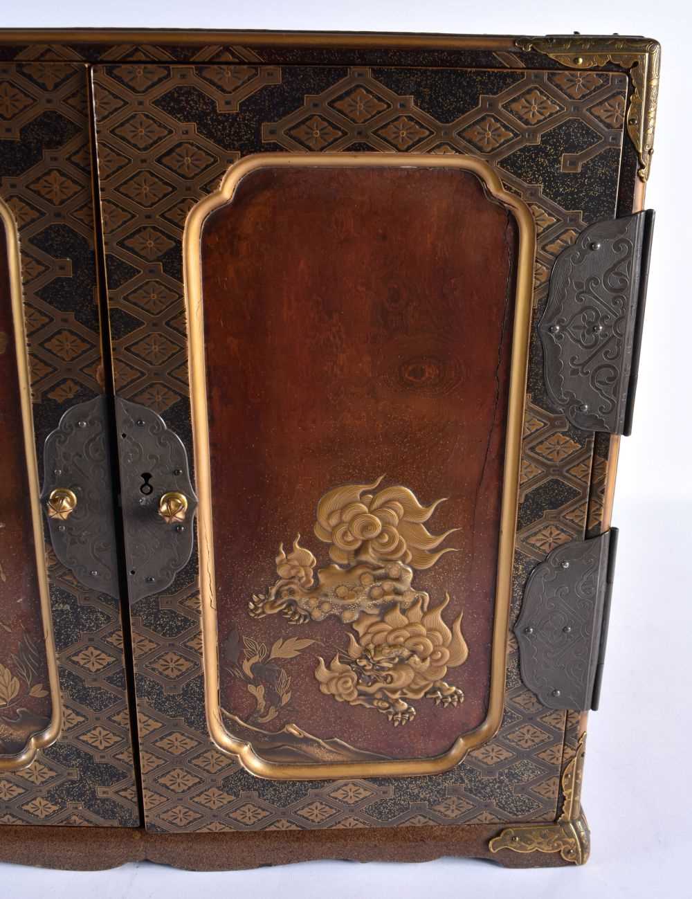 A VERY FINE 18TH/19TH CENTURY JAPANESE EDO PERIOD LACQUERED TABLE CABINET by Tsurushita Chouji, upon - Bild 4 aus 32