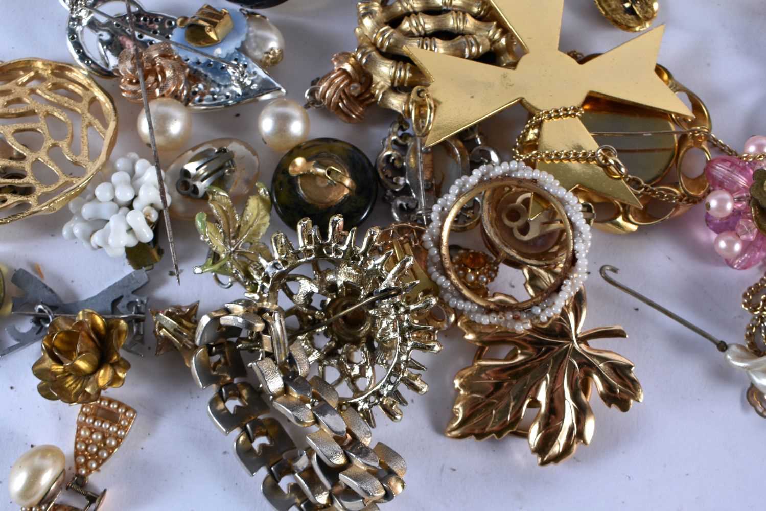 A quantity of Costume Jewellery (qty) - Image 4 of 6