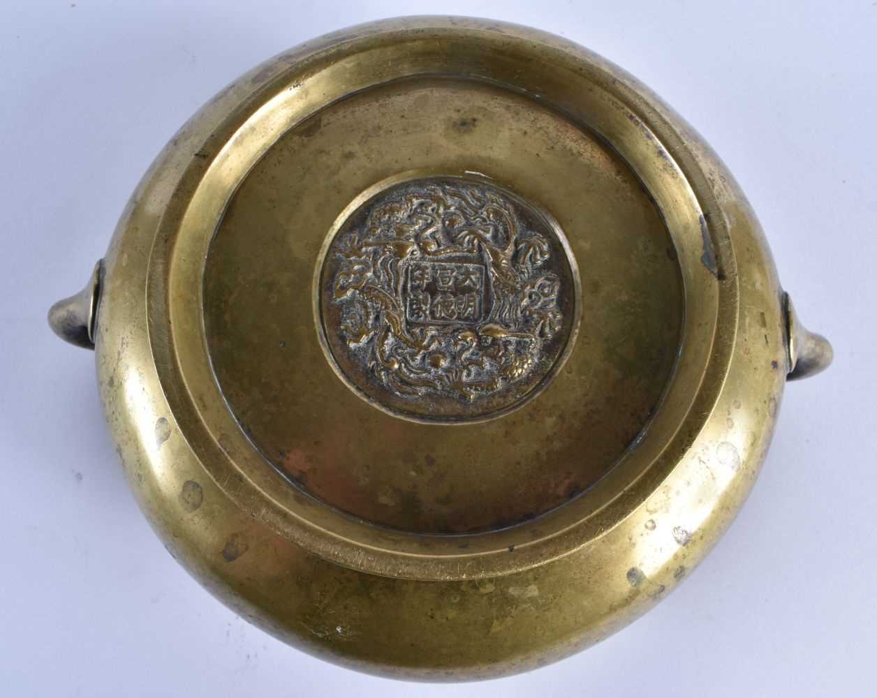 A LATE 18TH CENTURY CHINESE TWIN HANDLED BRONZE CENSER bearing Xuande marks to base. 1847 grams. - Image 7 of 17