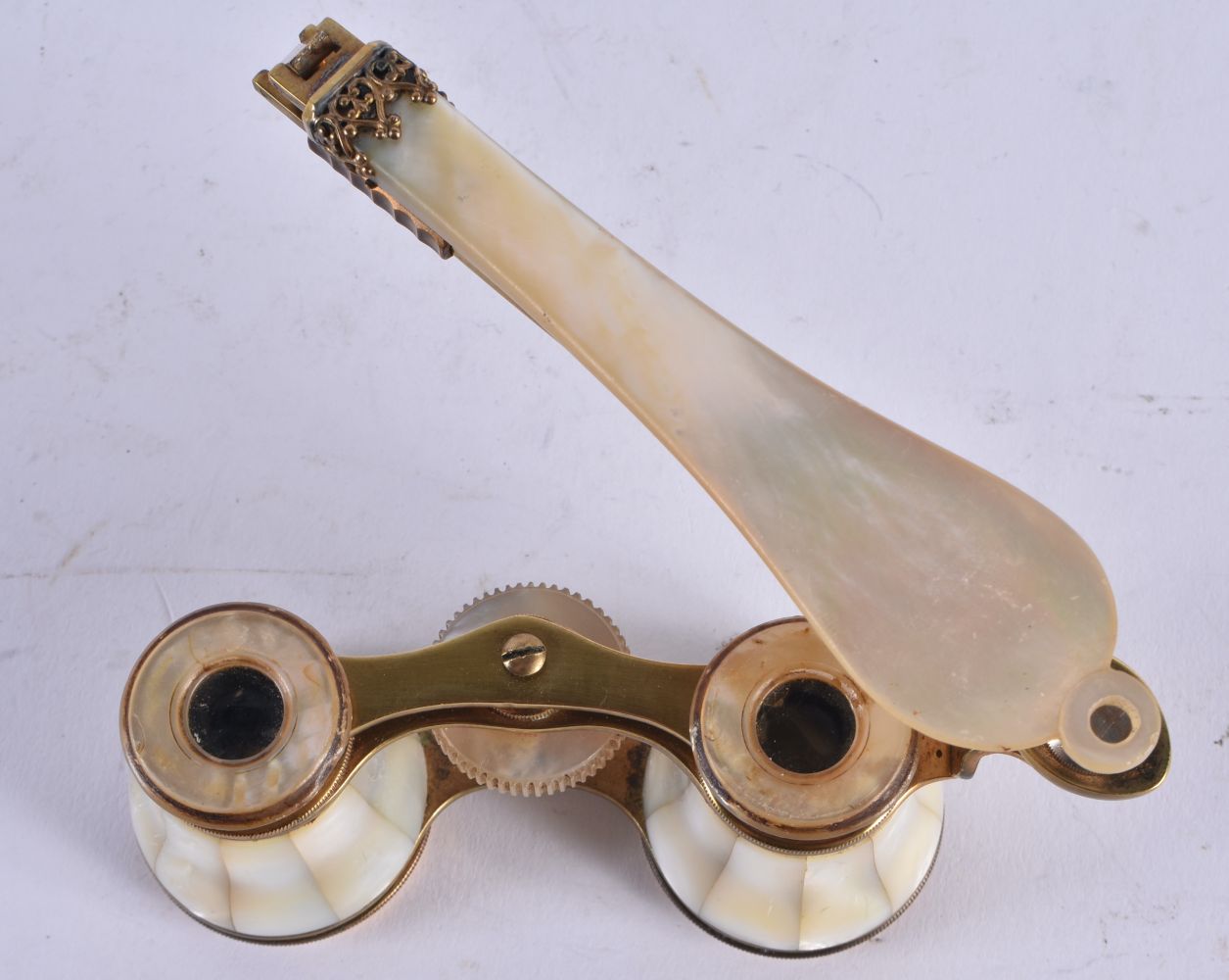 A PAIR OF MOTHER OF PEARL OPERA GLASSES. 21 cm x 8 cm. - Image 4 of 5