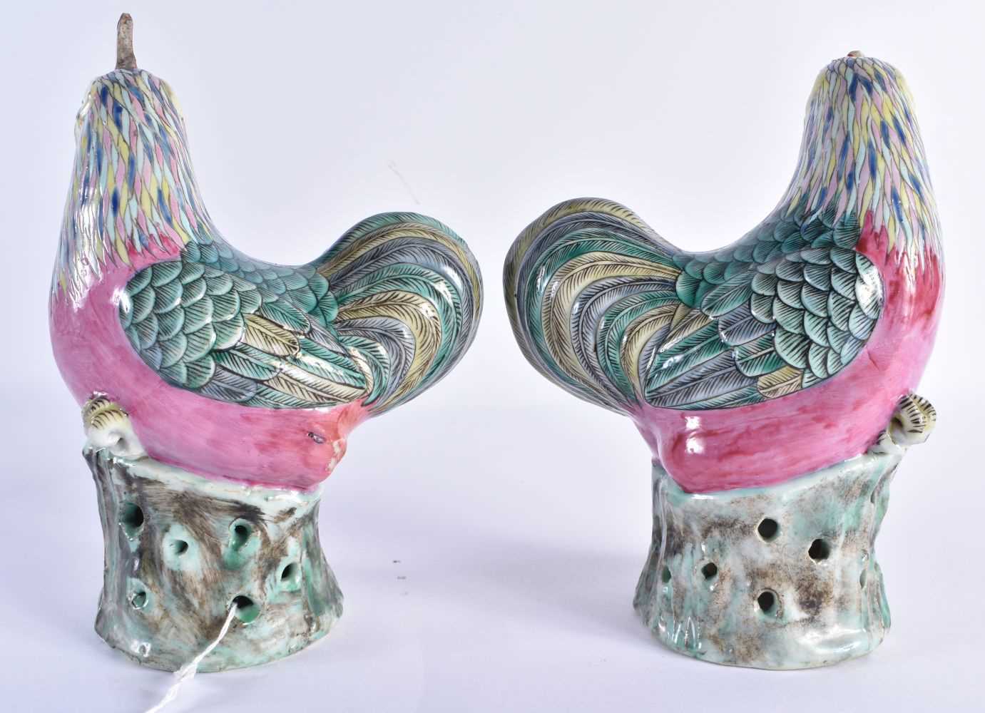 A PAIR OF EARLY 19TH CENTURY CHINESE CANTON FAMILLE ROSE FIGURES OF FOWL Qing, modelled as hens with - Image 3 of 5
