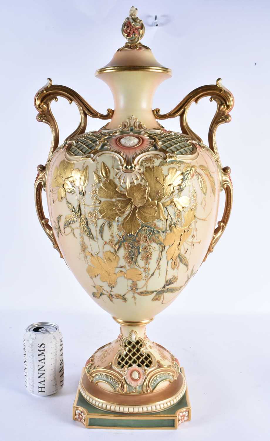 A GOOD LARGE ROYAL WORCESTER TWIN HANDLED RETICULATED BLUSH IVORY VASE AND COVER raised in gilt with - Image 10 of 10