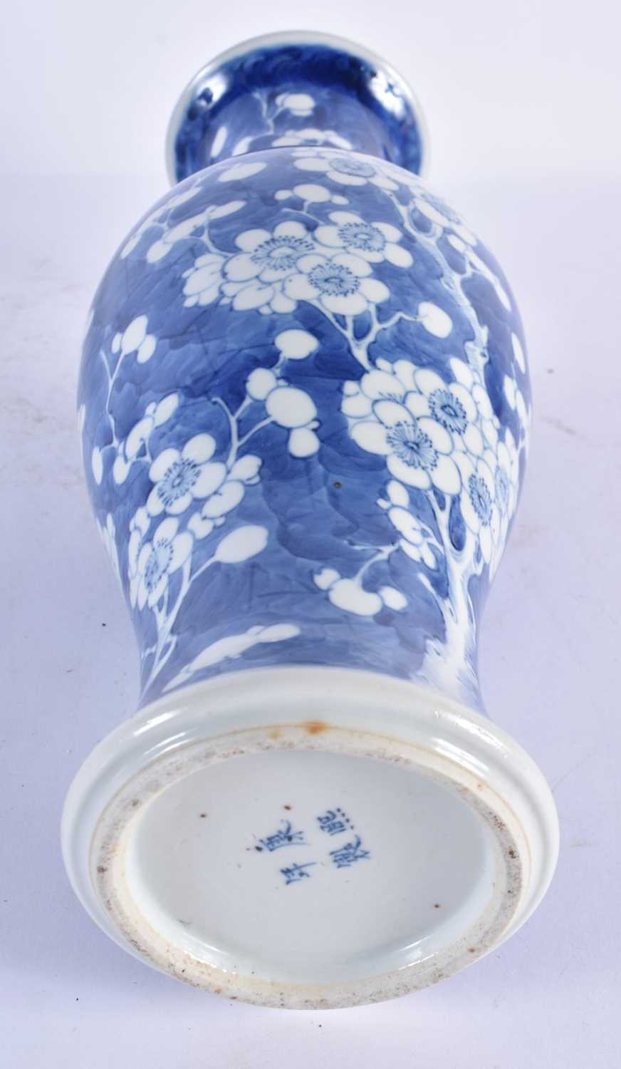 A LARGE 19TH CENTURY CHINESE BLUE AND WHITE PORCELAIN BALUASTER VASE Qing. 30 cm high. - Image 4 of 4