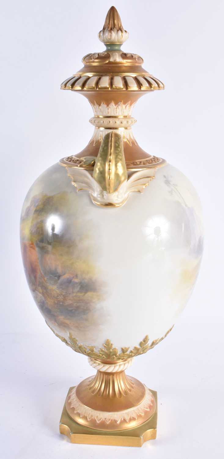 A FINE LARGE ROYAL WORCESTER PORCELAIN TWIN HANDLED VASE AND COVER by John Stinton, painted with two - Image 9 of 15