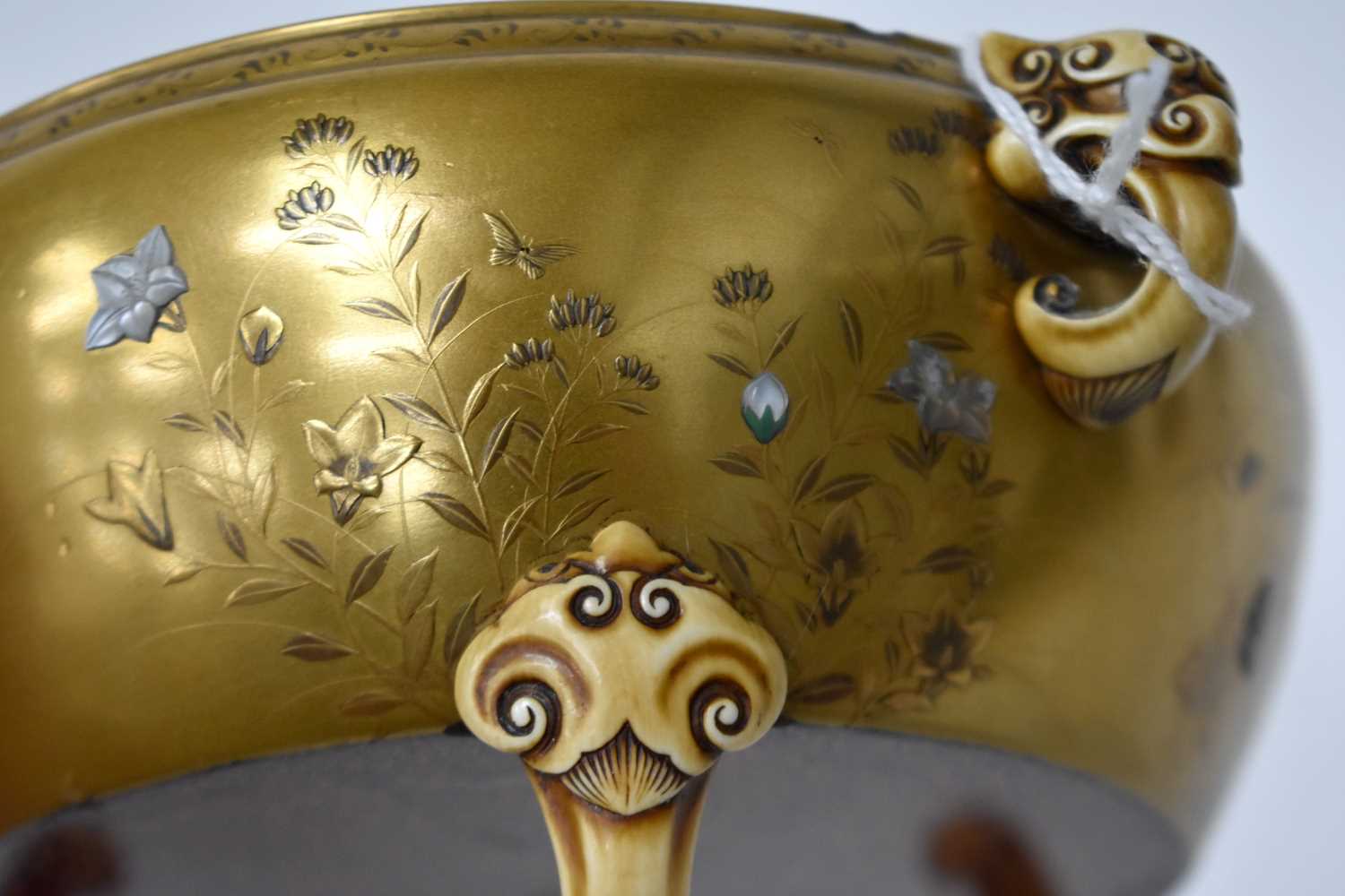 A 19TH CENTURY JAPANESE MEIJI PERIOD GOLD LACQUER SHIBAYAMA INLAID CIRCULAR CENSER decorated with - Image 9 of 25