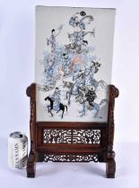 AN UNUSUAL 19TH CENTURY CHINESE PORCELAIN AND HARDWOOD TABLE SCREEN Qing. 50 cm x 22 cm.