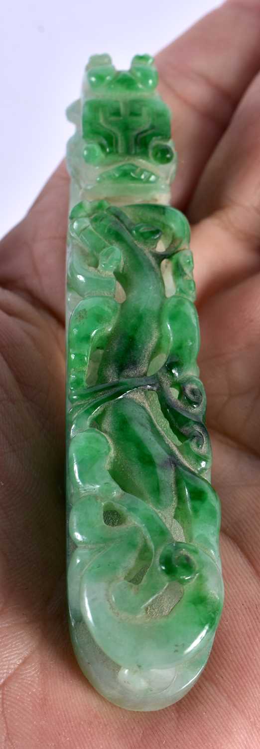 A FINE 19TH CENTURY CHINESE CARVED JADEITE BELT HOOK Qing. 10 cm long. - Image 19 of 28