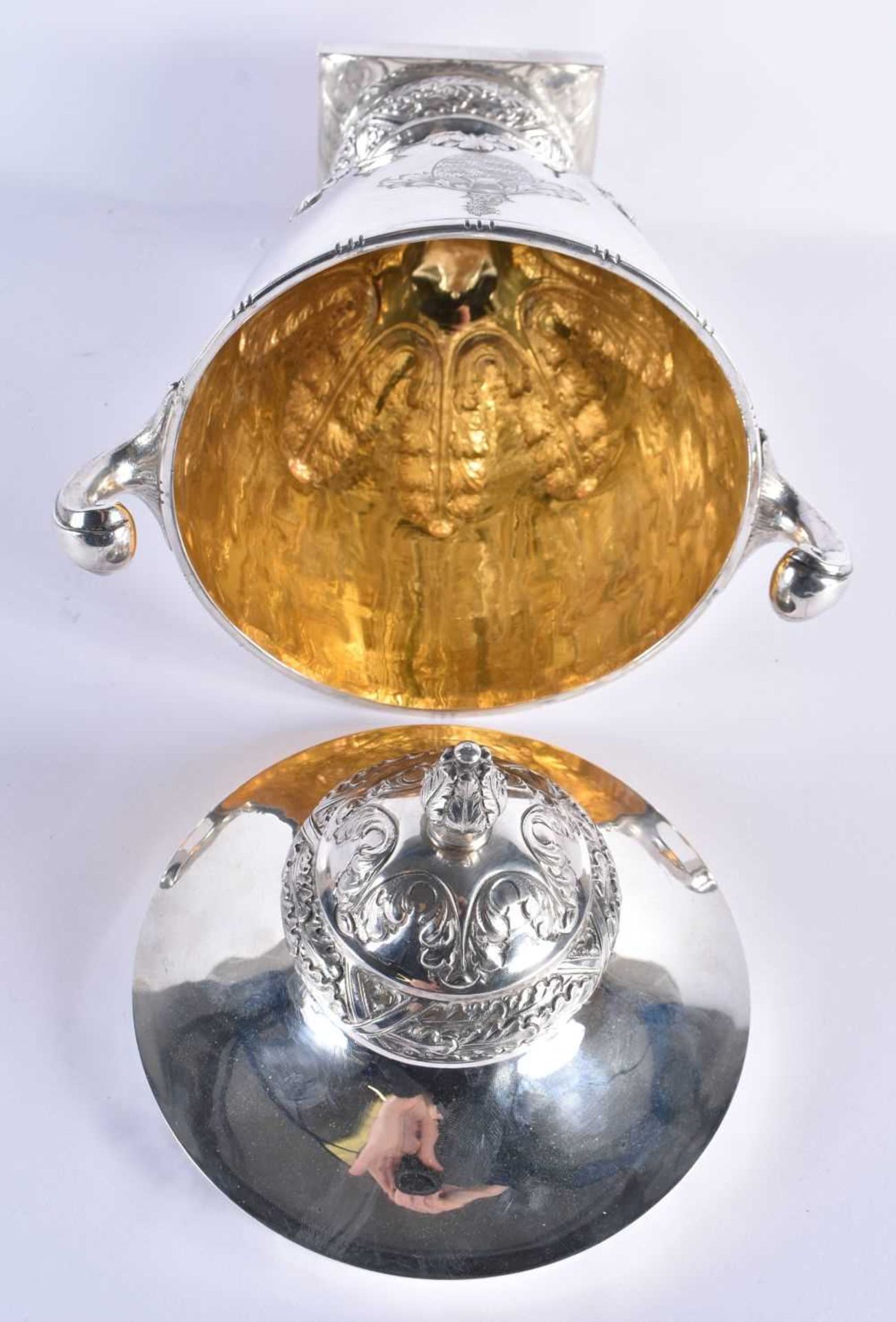 A FINE EARLY 20TH CENTURY ENGLISH SILVER TWIN HANDLED ARMORIAL VASE AND COVER by D & J Welby Ltd. - Image 6 of 7