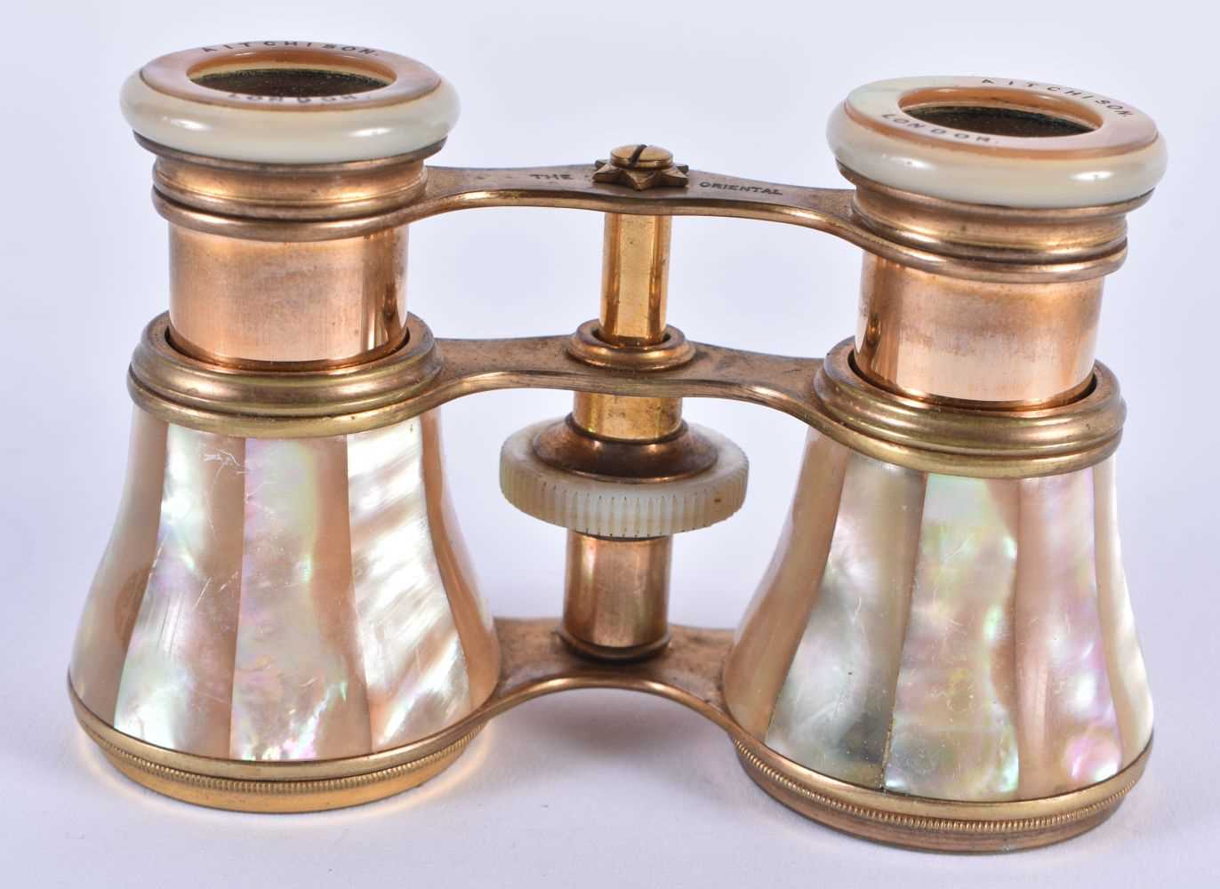 A PAIR OF MOTHER OF PEARL OPERA GLASSES. 9 cm x 8 cm extended. - Image 4 of 4